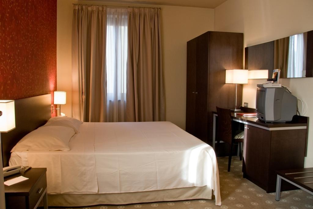 Hotel Fortyfive Chivasso Room photo